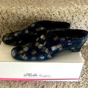 Helle Comfort pumped heeled shoes. Very comfy!